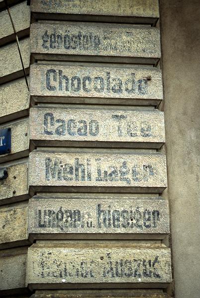 Dresden-Äußere Neustadt, Johann-Meyer-Str.-Ecke Fichtenstr, 4.5.1996.jpg - geröstete Kaffees, Chocolade, Cacao, Tee, Mehl, Lager ungar. u. hiesiger Weine (?), Auszug